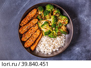 Fried tempeh with rice and broccoli. Стоковое фото, фотограф Татьяна  Бральнина / Фотобанк Лори
