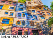 The view of Hundertwasser house in Vienna. (2019 год). Редакционное фото, фотограф Татьяна  Бральнина / Фотобанк Лори