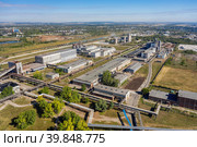 Башкортостан, город Стерлитамак: городская промышленная зона. Вид с воздуха. Bashkortostan, Sterlitamak city: urban industrial area. Aerial view. (2022 год). Стоковое фото, фотограф Евгений Романов / Фотобанк Лори
