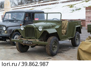 Волгоград, Центральный район, Россия. Старый военный автомобиль, армейский вездеход ГАЗ-67Б на берегу реки Волга. (2022 год). Редакционное фото, фотограф Андрей Цыганков / Фотобанк Лори