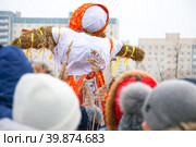 Масленица в парке «Озеро Долгое», чучело перед сожжением (2023 год). Редакционное фото, фотограф Евгений Кашпирев / Фотобанк Лори