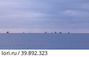 Торговые корабли на морском горизонте под облачным небом. Стоковое видео, видеограф Цыбин Вадим / Фотобанк Лори