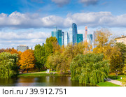Вид на небоскребы Московского международного делового центра "Москва-Сити" (ММДЦ «Москва-Сити») со стороны Большого Новодевичьего пруда. Cолнечный осенний день. Москва (2022 год). Редакционное фото, фотограф E. O. / Фотобанк Лори