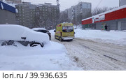 Nizhny Novgorod, Russia, Ul, Marshal Zhukov 20.01.11.2022 A yellow ambulance drives away from the house. High quality FullHD footage. Стоковое видео, видеограф Egor Sarantstv / Фотобанк Лори