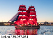 Saint-Petersburg. Holiday of Scarlet Sails. Russia. A sailboat sails on the Neva. Annual alumni celebration. Miracle night show on the Neva River in St. Petersburg, romantic ship with scarlet sails (2019 год). Стоковое фото, фотограф Регина Ерофеева / Фотобанк Лори