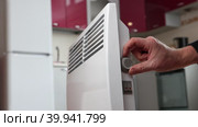 Convector heater has an adjustable thermostat dial which allows you to control temperature of room. Стоковое видео, видеограф Владимир Григорьев / Фотобанк Лори