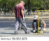 Ремонтные работы на дороге. 1-й Поперечный проезд. Москва (2014 год). Редакционное фото, фотограф lana1501 / Фотобанк Лори
