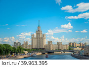 Tower building on Kotelnicheskaya embankment in Moscow. (2022 год). Стоковое фото, фотограф Татьяна  Бральнина / Фотобанк Лори