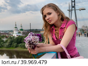 Pretty sad woman holding bouquet. Стоковое фото, фотограф Сергей Буторин / Фотобанк Лори