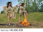 Attractive girls jump through fire. Стоковое фото, фотограф Сергей Буторин / Фотобанк Лори