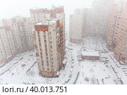 Дворы жилого комплекса во время снегопада. Стоковое фото, фотограф Кекяляйнен Андрей / Фотобанк Лори