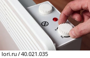 Adjusting temperature on thermostat dial of convector heater. Стоковое видео, видеограф Владимир Григорьев / Фотобанк Лори