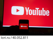 Syktyvkar, Komi, Russia, December 4, 2022,The logo of the social media platform Youtube.The concept of censorship and prohibition of Youtube. Редакционное фото, фотограф Александр Поташев / Фотобанк Лори