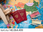 Туризм. Модель старинного самолета air и российский паспорт на фоне карты мира. Концепция путешествий, приключений и открытий. (2023 год). Стоковое фото, фотограф Photojuli / Фотобанк Лори