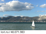 Швертбот "Лазер" в Новороссийской бухте (2021 год). Редакционное фото, фотограф Free Wind / Фотобанк Лори