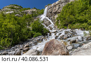 Водопад на реке Алибек, Домбай, Кавказ (2022 год). Редакционное фото, фотограф Aliz_red_s / Фотобанк Лори