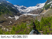 Тур на фоне Алибекского ледника, Домбай (2022 год). Редакционное фото, фотограф Aliz_red_s / Фотобанк Лори