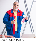 Old contractor doing renovation at home. Стоковое фото, фотограф Elnur / Фотобанк Лори