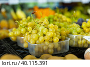 Bunches of kish-mish grapes in the store. Стоковое фото, фотограф Яков Филимонов / Фотобанк Лори