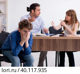Divorcing family trying to divide child custody. Стоковое фото, фотограф Elnur / Фотобанк Лори