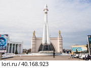 Россия, Москва, ВДНХ. Макет ракеты "Восток" на фоне павильона "Космос". (2023 год). Редакционное фото, фотограф Photojuli / Фотобанк Лори