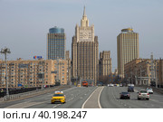 Здание Министерства иностранных дел в городском пейзаже апрельским днем. Москва (2021 год). Редакционное фото, фотограф Виктор Карасев / Фотобанк Лори