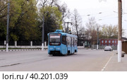 Старый синий трамвай едет по рельсам. Весна в Тульской губернии. (2020 год). Стоковое видео, видеограф Юлия Мелешина / Фотобанк Лори
