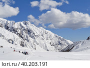 Laborer opening the snow-covered Kedarnath temple route. Стоковое фото, фотограф Devendra Rawat / Фотобанк Лори