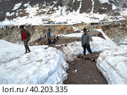 Laborer reopening Kedarnath trek locked by snowfall. Стоковое фото, фотограф Devendra Rawat / Фотобанк Лори