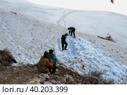 Laborer opening the snow-covered Kedarnath temple route. Стоковое фото, фотограф Devendra Rawat / Фотобанк Лори