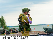 Officer holds radio station and give orders (2019 год). Редакционное фото, фотограф Сергей Буторин / Фотобанк Лори