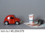 Автокредит. Покупка и аренда автомобиля. Красная машина, деньги и ключи от машины на сером фоне. Концепция покупки и страхования транспортного средства. Стоковое фото, фотограф Photojuli / Фотобанк Лори