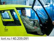 Pilot in Robinson R44 helicopter (2019 год). Редакционное фото, фотограф Сергей Буторин / Фотобанк Лори