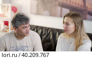 A married couple talks about their communication problems at the appointment of a female psychologist. Стоковое видео, видеограф Юрий Поздников / Фотобанк Лори