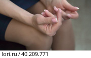 Women's hands close-up. Gesticulation. A woman leader. Стоковое видео, видеограф Юрий Поздников / Фотобанк Лори