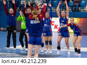 Команда ЦСКА после гандбольного матча предварительного этапа Olimpbet суперлиги 2022/23 между женскими командами ЦСКА (Москва. Россия) и «Астраханочка» (Астрахань. Россия). Стадион «Динамо» (2023 год). Редакционное фото, фотограф Pukhov K / Фотобанк Лори