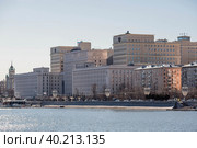 The building of the Ministry of Defense of the Russian Federation on the Frunzenskaya Embankment with an air defense system on the roof. Russia, March 2023. Редакционное фото, фотограф Photojuli / Фотобанк Лори