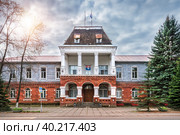 Старинное здание Администрации города, Гусь-Хрустальный (2022 год). Стоковое фото, фотограф Baturina Yuliya / Фотобанк Лори