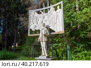 Скульптурная композиция Репин у картины "Запорожцы пишут письмо турецкому султану". Репино, Санкт-Петербург (2016 год). Редакционное фото, фотограф Александр Щепин / Фотобанк Лори