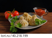 Хинкали с томатным соусом и помидорами. Стоковое фото, фотограф Ольга Дмитренко / Фотобанк Лори