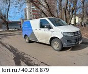 Грузовой автомобиль каршеринга "Яндекс. Драйв" Volkswagen Transporter. Байкальская улица. Район Гольяново. Город Москва. Россия (2023 год). Редакционное фото, фотограф lana1501 / Фотобанк Лори