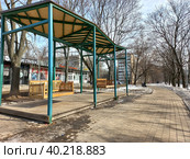 Качели в сквере на Байкальской улице. Район Гольяново. Город Москва (2023 год). Редакционное фото, фотограф lana1501 / Фотобанк Лори