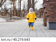 Портрет маленького ребенка 4 лет в желтых резиновых сапогах и куртке. Малыш гуляет в парке весной. Фотография весенних и осенних праздников. Стоковое фото, фотограф Photojuli / Фотобанк Лори