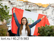 Hapy footbal fan woman waving the flag of Peruvian on street. Стоковое фото, фотограф Яков Филимонов / Фотобанк Лори