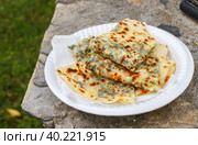 Gozleme. A traditional dish of Turkish cuisine in the form of flatbread stuffed with greens and cheese, wrapped inside. Baked in a pan called a saj. Selective focus (2019 год). Стоковое фото, фотограф Виктория Панченко / Фотобанк Лори