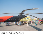 People explore the MI-10K helicopter (2012 год). Редакционное фото, фотограф Сергей Буторин / Фотобанк Лори