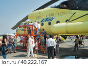 Passengers make landing in Mi-10K helicopter. Russia (2012 год). Редакционное фото, фотограф Сергей Буторин / Фотобанк Лори