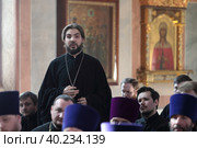 Священник задаёт вопрос, братское совещание духовенства Балашихинского округа в Троицком храме Реутова (2023 год). Редакционное фото, фотограф Дмитрий Неумоин / Фотобанк Лори