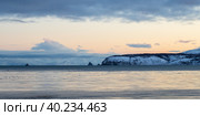 Красивый панорамный морской пейзаж. Вид на море, мыс и скалы. Холодная погода. Природа Сибири и Дальнего Востока России. Путешествия и туризм в Магаданской области. Бухта Гертнера, Охотское море, Россия. Стоковое фото, фотограф Андрей Степанов / Фотобанк Лори