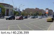 MOSCOW, RUSSIA - MAY 27, 2022: Urban traffic life conceptnear the barrikadnaya street. Стоковое фото, фотограф Фотограф / Фотобанк Лори